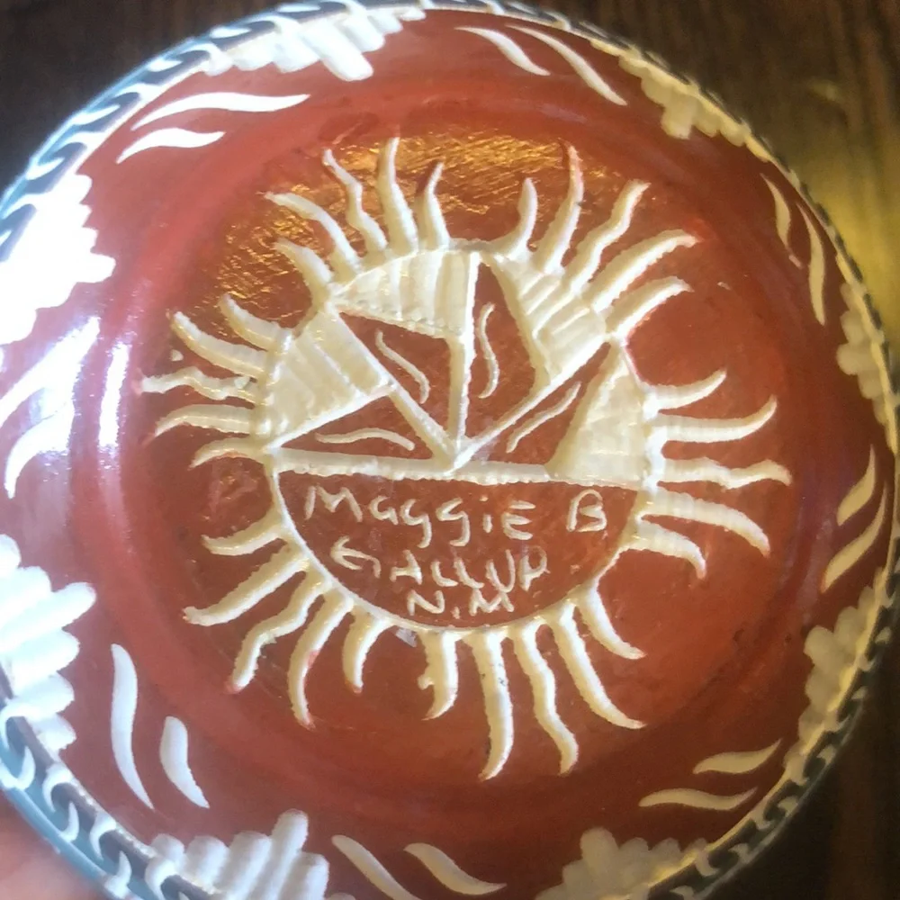 Pretty Native American Pottery Piece Signed - Picture 4 of 8